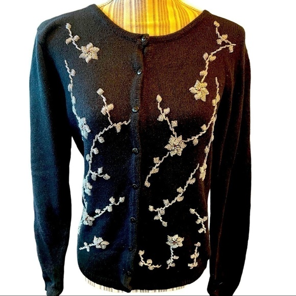 𝅺jaclyn Smith ladies sweater, size Medium, wonderful material and beading - Picture 1 of 5